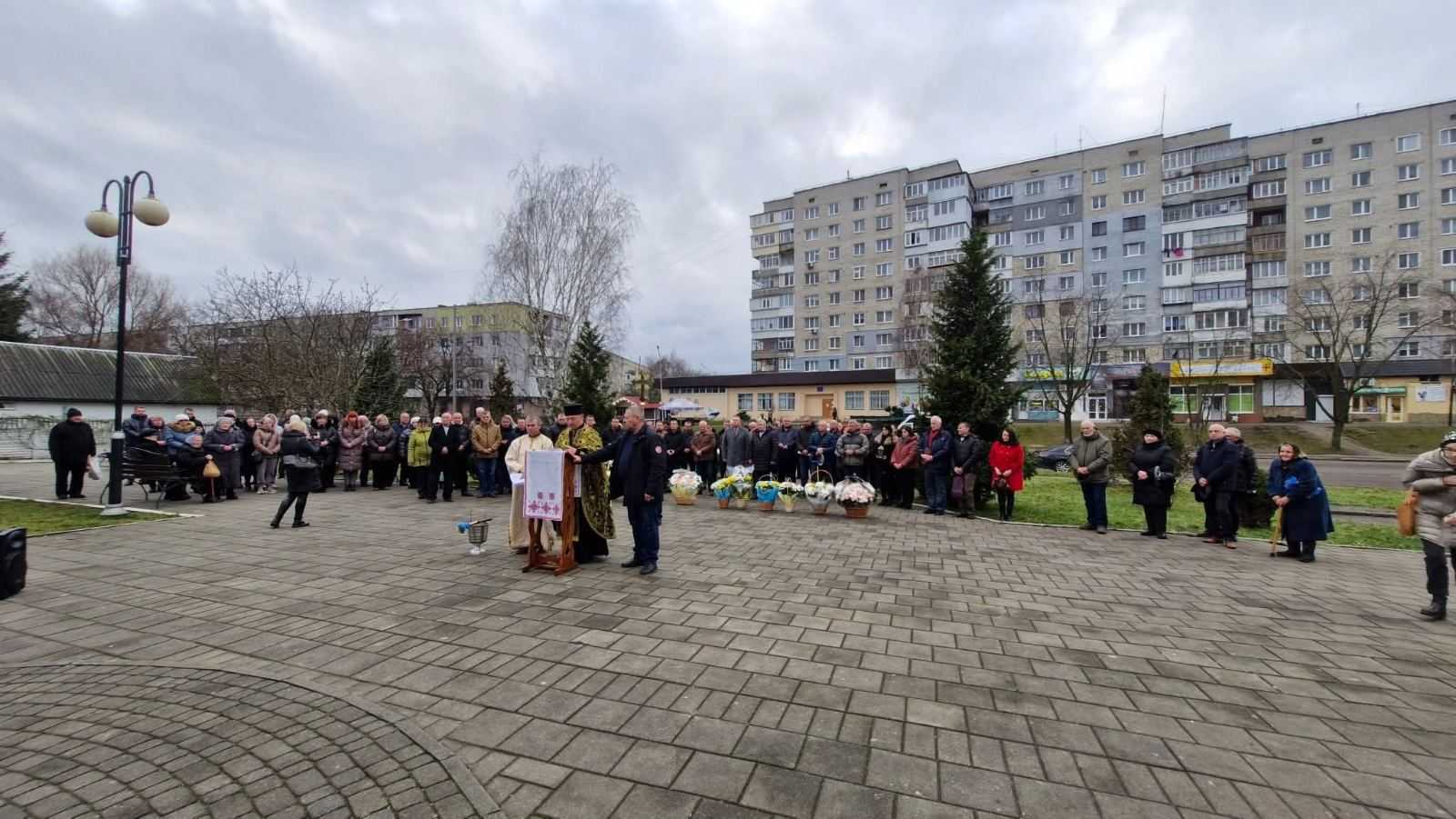 Сьогодні відбулися традиційні урочисті поминальні заходи вшанування пам'яті загиблих та померлих гірників, а також полеглих Героїв - воїнів-шахтарів